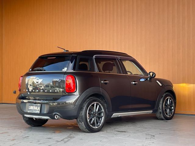 ＭＩＮＩ クーパーＤ　クロスオーバー　社外メモリナビ　フルセグＴＶ　バックカメラ　Ｂｌｕｅｔｏｏｔｈ　茶革シートカバー　ブラックデザイン　ＨＩＤヘッドライト　オートライト　純正１７インチブラックアルミ　プライバシーガラス　Ｆ／Ｒフォグ（42枚目）