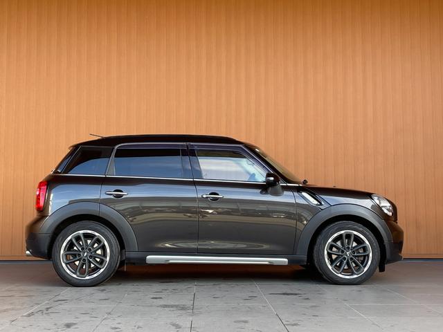 ＭＩＮＩ クーパーＤ　クロスオーバー　社外メモリナビ　フルセグＴＶ　バックカメラ　Ｂｌｕｅｔｏｏｔｈ　茶革シートカバー　ブラックデザイン　ＨＩＤヘッドライト　オートライト　純正１７インチブラックアルミ　プライバシーガラス　Ｆ／Ｒフォグ（43枚目）