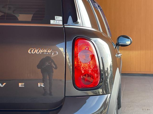 ＭＩＮＩ クーパーＤ　クロスオーバー　社外メモリナビ　フルセグＴＶ　バックカメラ　Ｂｌｕｅｔｏｏｔｈ　茶革シートカバー　ブラックデザイン　ＨＩＤヘッドライト　オートライト　純正１７インチブラックアルミ　プライバシーガラス　Ｆ／Ｒフォグ（45枚目）