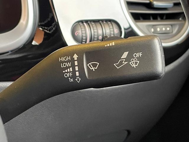 ザ・ビートル Ｒラインマイスター　赤黒コンビレザー　シートヒーター　ナビ　ＴＶ　Ｂｌｕｅｔｏｏｔｈ　ＤＶＤ　バックカメラ　ブラインドスポットモニター　リアトラフィックアラート　スマートキー　ＥＴＣ　ＨＩＤヘッドライト　純正１８ｉｎＡＷ（12枚目）