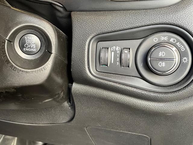 ジープ・レネゲード リミテッド　サンルーフ　黒革シートシートヒーター　パワーシート　ステアリングヒーター　ナビ　フルセグＴＶ　バックカメラ　Ｂｌｕｅｔｏｏｔｈ　レーンキープ　ブラインドスポット　ＬＥＤヘッドライト　純正１７インチＡＷ（11枚目）