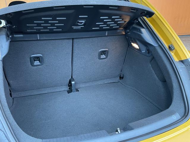 ザ・ビートル デザイン　純正ナビ　フルセグＴＶ　Ｂｌｕｅｔｏｏｔｈ　ＣＤ／ＤＶＤ再生　スマートキー　プッシュスタート　バイキセノンヘッドライト　オートライト　フォグ　ＭＴモード付ＡＴ　純正１６インチアルミホイール　ＥＴＣ（32枚目）