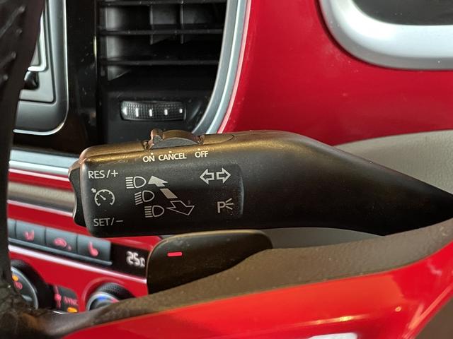 ザ・ビートル デザイン　ワンオーナー　ベージュ革シート　シートヒーター　純正ナビ　ＴＶ　ＤＶＤ　ブラインドスポットモニター　クルーズコントロール　プッシュスタート　ＥＴＣ　ＨＩＤヘッドライト　オートライト　純正１７インチＡＷ（9枚目）