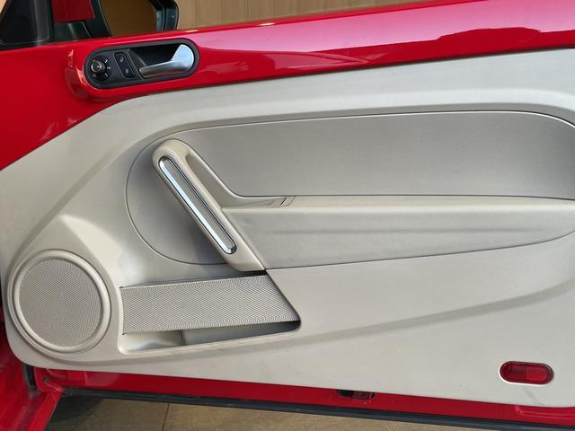 ザ・ビートル デザイン　ワンオーナー　ベージュ革シート　シートヒーター　純正ナビ　ＴＶ　ＤＶＤ　ブラインドスポットモニター　クルーズコントロール　プッシュスタート　ＥＴＣ　ＨＩＤヘッドライト　オートライト　純正１７インチＡＷ（19枚目）