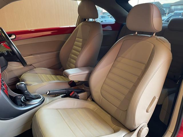 ザ・ビートル デザイン　ワンオーナー　ベージュ革シート　シートヒーター　純正ナビ　ＴＶ　ＤＶＤ　ブラインドスポットモニター　クルーズコントロール　プッシュスタート　ＥＴＣ　ＨＩＤヘッドライト　オートライト　純正１７インチＡＷ（23枚目）