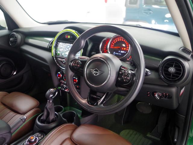 MINI クーパーD 60イヤーズエディション ブラウンレザーシート 純正ナビ バックカメラ クルーズコントロール ETC 前後障害物センサー コンフォートアクセス シートヒーター 衝突軽減ブレーキ Bluetooth 純正17インチアルミ(2枚目)