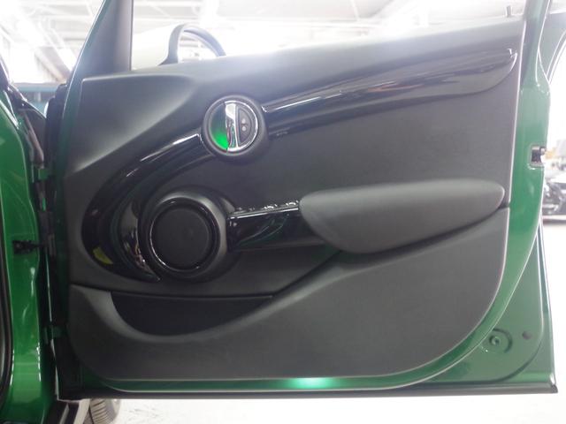 MINI クーパーD 60イヤーズエディション ブラウンレザーシート 純正ナビ バックカメラ クルーズコントロール ETC 前後障害物センサー コンフォートアクセス シートヒーター 衝突軽減ブレーキ Bluetooth 純正17インチアルミ(7枚目)