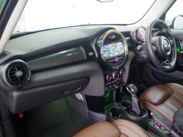MINI クーパーD 60イヤーズエディション ブラウンレザーシート 純正ナビ バックカメラ クルーズコントロール ETC 前後障害物センサー コンフォートアクセス シートヒーター 衝突軽減ブレーキ Bluetooth 純正17インチアルミ(14枚目)