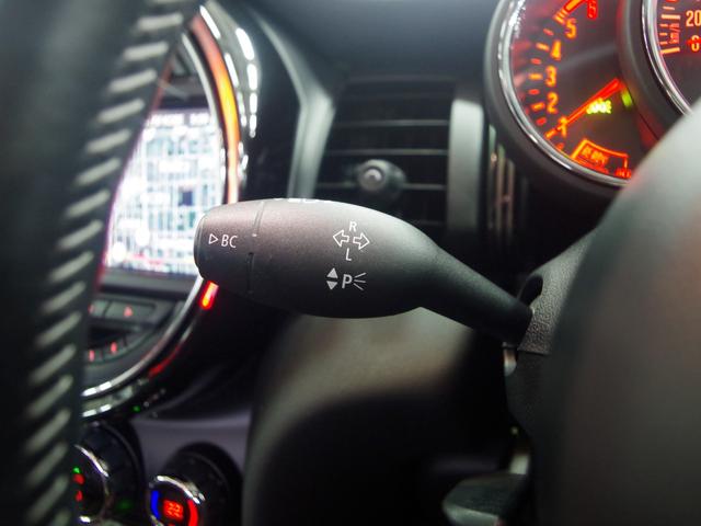 MINI クーパーD 60イヤーズエディション ブラウンレザーシート 純正ナビ バックカメラ クルーズコントロール ETC 前後障害物センサー コンフォートアクセス シートヒーター 衝突軽減ブレーキ Bluetooth 純正17インチアルミ(29枚目)
