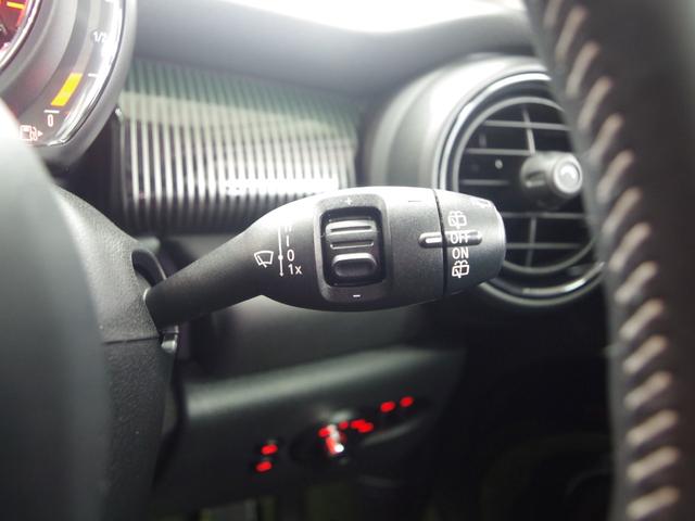 MINI クーパーD 60イヤーズエディション ブラウンレザーシート 純正ナビ バックカメラ クルーズコントロール ETC 前後障害物センサー コンフォートアクセス シートヒーター 衝突軽減ブレーキ Bluetooth 純正17インチアルミ(30枚目)