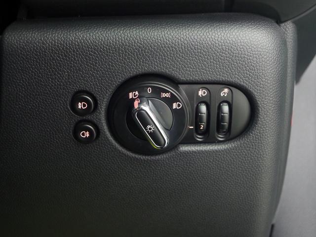 MINI クーパーD 60イヤーズエディション ブラウンレザーシート 純正ナビ バックカメラ クルーズコントロール ETC 前後障害物センサー コンフォートアクセス シートヒーター 衝突軽減ブレーキ Bluetooth 純正17インチアルミ(32枚目)