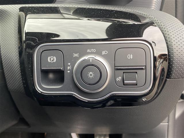 Aクラス A180 サンルーフ 純正SDナビ フルセグ/Bluetooth/USB LEDヘッドライト 衝突軽減ブレーキ レーンキープ レーダークルーズ 全方位カメラ シートヒーター パワーシート(32枚目)