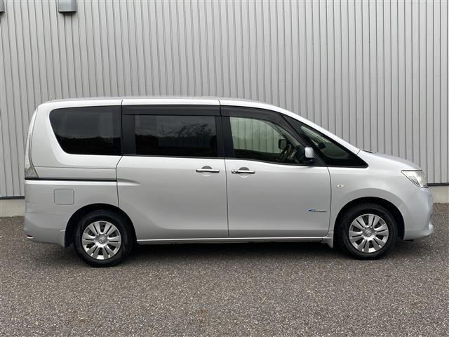 セレナ ２０Ｘ　Ｓ－ハイブリッド　純正ＳＤナビ　フルセグ／ＣＤ／ＤＶＤ／Ｂｌｕｅｔｏｏｔｈ／ＳＤ／ＵＳＢ　バックカメラ　左パワースライドドア　ＨＩＤヘッドライト（6枚目）