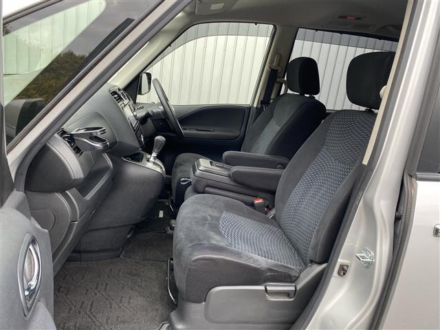 セレナ ２０Ｘ　Ｓ－ハイブリッド　純正ＳＤナビ　フルセグ／ＣＤ／ＤＶＤ／Ｂｌｕｅｔｏｏｔｈ／ＳＤ／ＵＳＢ　バックカメラ　左パワースライドドア　ＨＩＤヘッドライト（10枚目）