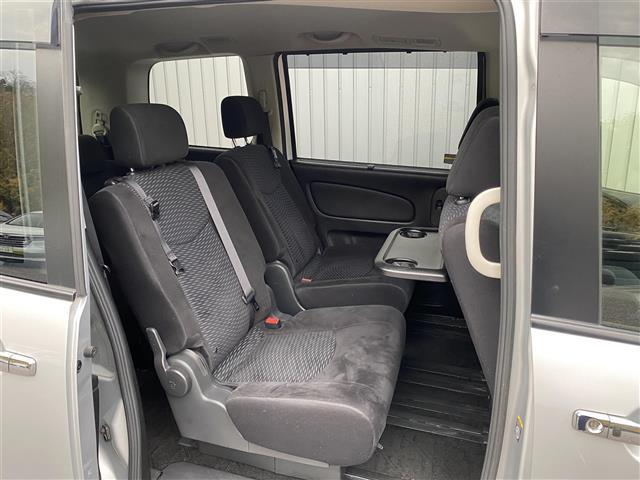 セレナ ２０Ｘ　Ｓ－ハイブリッド　純正ＳＤナビ　フルセグ／ＣＤ／ＤＶＤ／Ｂｌｕｅｔｏｏｔｈ／ＳＤ／ＵＳＢ　バックカメラ　左パワースライドドア　ＨＩＤヘッドライト（18枚目）