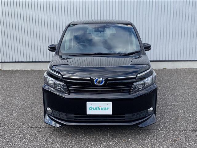 ヴォクシー ハイブリッドＶ　社外ＳＤ９インチナビ　フルセグ／ＣＤ／ＤＶＤ／Ｂｌｕｅｔｏｏｔｈ／ＳＤ　バックカメラ　ＬＥＤヘッドライト　シートヒーター　衝突軽減ブレーキ　両側パワースライドドア（4枚目）