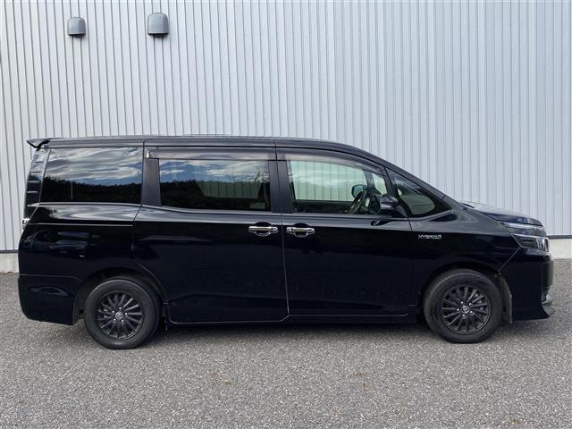 ヴォクシー ハイブリッドＶ　社外ＳＤ９インチナビ　フルセグ／ＣＤ／ＤＶＤ／Ｂｌｕｅｔｏｏｔｈ／ＳＤ　バックカメラ　ＬＥＤヘッドライト　シートヒーター　衝突軽減ブレーキ　両側パワースライドドア（6枚目）