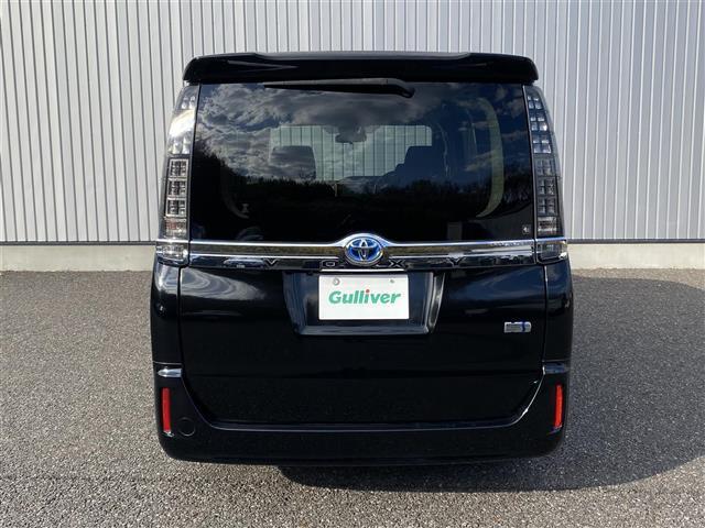 ヴォクシー ハイブリッドＶ　社外ＳＤ９インチナビ　フルセグ／ＣＤ／ＤＶＤ／Ｂｌｕｅｔｏｏｔｈ／ＳＤ　バックカメラ　ＬＥＤヘッドライト　シートヒーター　衝突軽減ブレーキ　両側パワースライドドア（7枚目）