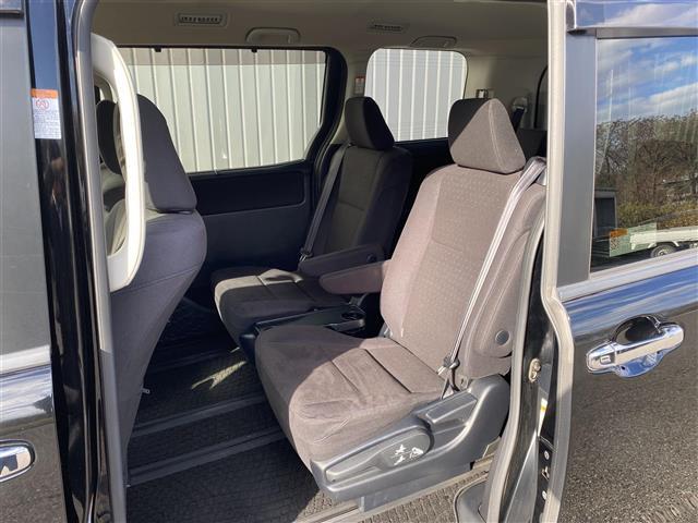 ヴォクシー ハイブリッドＶ　社外ＳＤ９インチナビ　フルセグ／ＣＤ／ＤＶＤ／Ｂｌｕｅｔｏｏｔｈ／ＳＤ　バックカメラ　ＬＥＤヘッドライト　シートヒーター　衝突軽減ブレーキ　両側パワースライドドア（12枚目）