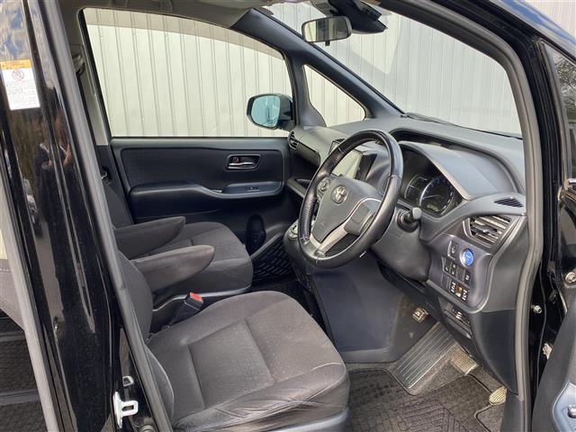 ヴォクシー ハイブリッドＶ　社外ＳＤ９インチナビ　フルセグ／ＣＤ／ＤＶＤ／Ｂｌｕｅｔｏｏｔｈ／ＳＤ　バックカメラ　ＬＥＤヘッドライト　シートヒーター　衝突軽減ブレーキ　両側パワースライドドア（13枚目）