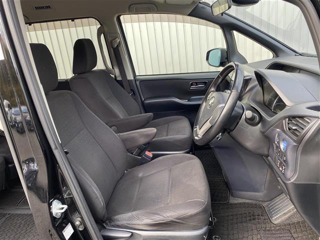 ヴォクシー ハイブリッドＶ　社外ＳＤ９インチナビ　フルセグ／ＣＤ／ＤＶＤ／Ｂｌｕｅｔｏｏｔｈ／ＳＤ　バックカメラ　ＬＥＤヘッドライト　シートヒーター　衝突軽減ブレーキ　両側パワースライドドア（14枚目）