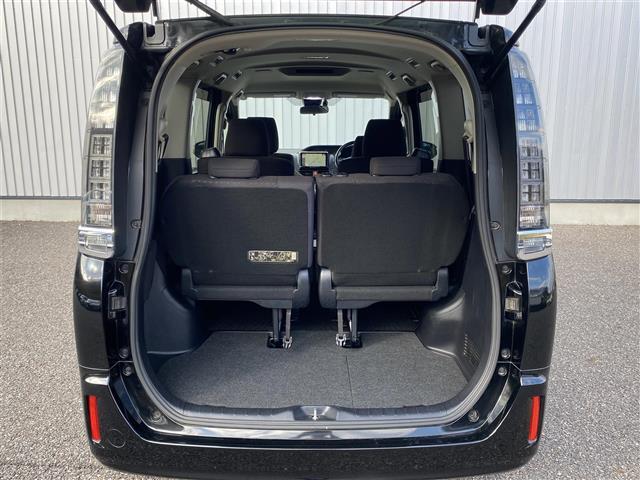 ヴォクシー ハイブリッドＶ　社外ＳＤ９インチナビ　フルセグ／ＣＤ／ＤＶＤ／Ｂｌｕｅｔｏｏｔｈ／ＳＤ　バックカメラ　ＬＥＤヘッドライト　シートヒーター　衝突軽減ブレーキ　両側パワースライドドア（19枚目）