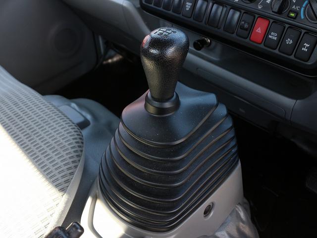 セミロングフルジャストロー 4WD 2000キロ積載 全低床 平ボディ かるがるゲート 5MT 左電格ミラー 荷台内寸357-180-38 スペアキー2本 アシストアイドルアップ 最大積載量2000キロ 車両総重量4865キロ(39枚目)