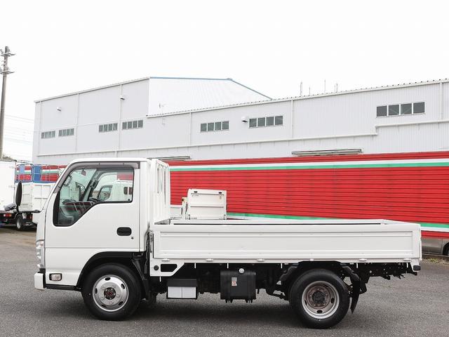 エルフトラック フルフラットロー　２ｔ　４ＷＤ　２ＲＧ－ＮＫＳ８８Ａ　平ボディ　ＡＥＢＳカメラ　衝突軽減ブレーキ　車線逸脱警報装置　５ＭＴ　ＨＳＡ　キーレス　左電動格納ミラー　１０尺　３方開　テールゲートチェーン　車両総重量４６６５ｋ（15枚目）