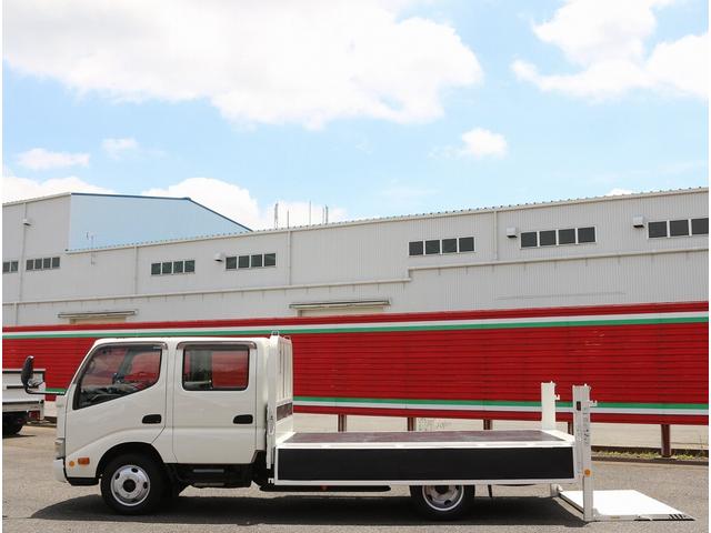 デュトロ ロングＷキャブ全低床　２ｔ　ロング　ダブルキャブ　垂直パワーゲート　能力６００キロ　新明和　５ＭＴ＆ＥＳスタート　リアクーラー＆ヒーター　メモリーナビ＆フルセグＴＶ　ＥＴＣ　キーレス　スペアキー　左電動格納ミラー　ＴＲＣ（33枚目）