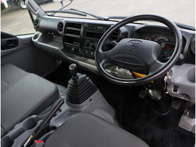ダイナトラック 　３ｔ　ワイドロング　４ＷＤ　５ＭＴ　プリクラッシュセーフティ　荷台寸４３６／２１０　荷台鉄板張り　ロープ穴３対　ＴＲＣ　ＥＴＣ　スペアキー　衝突軽減ブレーキ　車線逸脱警報装置　車両総重量６４９５キロ（6枚目）