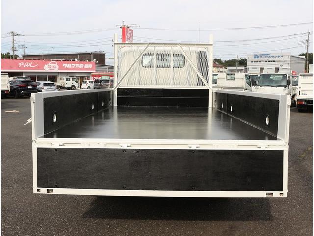 ダイナトラック 　３ｔ　ワイドロング　４ＷＤ　５ＭＴ　プリクラッシュセーフティ　荷台寸４３６／２１０　荷台鉄板張り　ロープ穴３対　ＴＲＣ　ＥＴＣ　スペアキー　衝突軽減ブレーキ　車線逸脱警報装置　車両総重量６４９５キロ（17枚目）