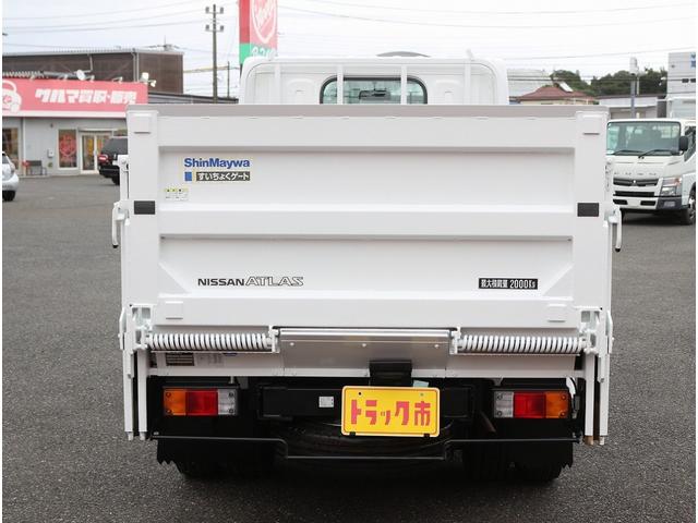 アトラストラック フルスーパーローＤＸ　２ｔ　フルスーパーロー　全低床　垂直パワーゲート　リフト能力６００キロ　６ＭＴ　ＥＨＳ坂道発進補助装置　メモリーナビ　ＥＴＣ　左電動格納ミラ　キーレス＆スペアキ　新明和製リフト　車両総重量４４６５キロ（3枚目）