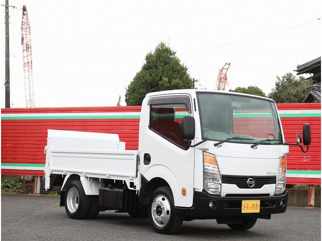 アトラストラック フルスーパーローＤＸ　２ｔ　フルスーパーロー　全低床　垂直パワーゲート　リフト能力６００キロ　６ＭＴ　ＥＨＳ坂道発進補助装置　メモリーナビ　ＥＴＣ　左電動格納ミラ　キーレス＆スペアキ　新明和製リフト　車両総重量４４６５キロ（9枚目）