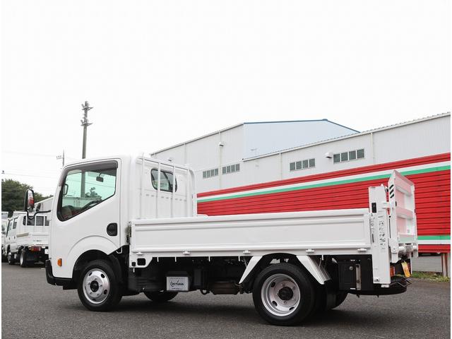 アトラストラック フルスーパーローＤＸ　２ｔ　フルスーパーロー　全低床　垂直パワーゲート　リフト能力６００キロ　６ＭＴ　ＥＨＳ坂道発進補助装置　メモリーナビ　ＥＴＣ　左電動格納ミラ　キーレス＆スペアキ　新明和製リフト　車両総重量４４６５キロ（13枚目）