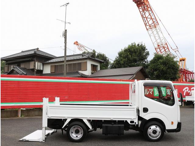 アトラストラック フルスーパーローＤＸ　２ｔ　フルスーパーロー　全低床　垂直パワーゲート　リフト能力６００キロ　６ＭＴ　ＥＨＳ坂道発進補助装置　メモリーナビ　ＥＴＣ　左電動格納ミラ　キーレス＆スペアキ　新明和製リフト　車両総重量４４６５キロ（20枚目）
