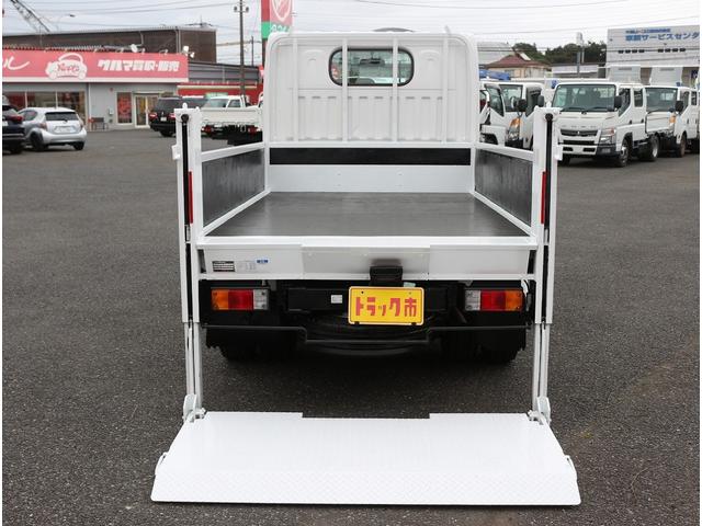 アトラストラック フルスーパーローＤＸ　２ｔ　フルスーパーロー　全低床　垂直パワーゲート　リフト能力６００キロ　６ＭＴ　ＥＨＳ坂道発進補助装置　メモリーナビ　ＥＴＣ　左電動格納ミラ　キーレス＆スペアキ　新明和製リフト　車両総重量４４６５キロ（22枚目）
