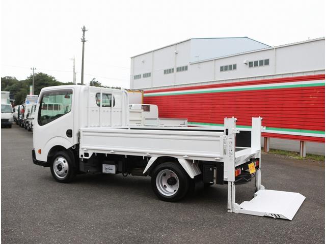 アトラストラック フルスーパーローＤＸ　２ｔ　フルスーパーロー　全低床　垂直パワーゲート　リフト能力６００キロ　６ＭＴ　ＥＨＳ坂道発進補助装置　メモリーナビ　ＥＴＣ　左電動格納ミラ　キーレス＆スペアキ　新明和製リフト　車両総重量４４６５キロ（26枚目）