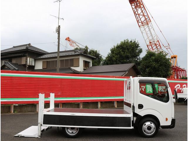 アトラストラック フルスーパーローＤＸ　２ｔ　フルスーパーロー　全低床　垂直パワーゲート　リフト能力６００キロ　６ＭＴ　ＥＨＳ坂道発進補助装置　メモリーナビ　ＥＴＣ　左電動格納ミラ　キーレス＆スペアキ　新明和製リフト　車両総重量４４６５キロ（28枚目）