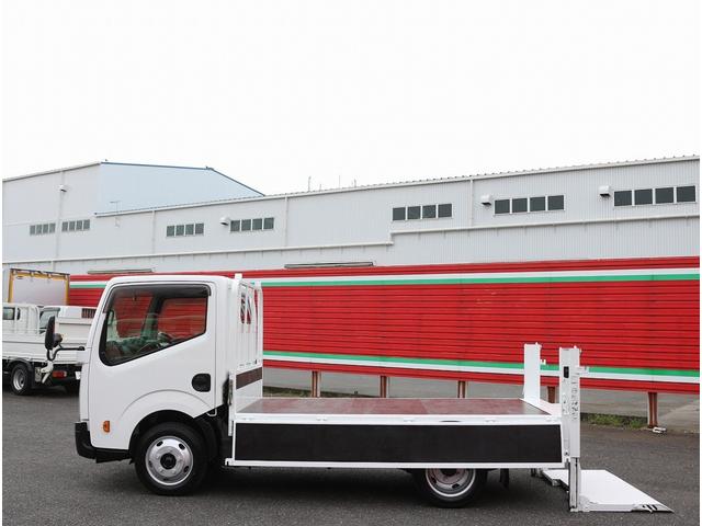 アトラストラック フルスーパーローＤＸ　２ｔ　フルスーパーロー　全低床　垂直パワーゲート　リフト能力６００キロ　６ＭＴ　ＥＨＳ坂道発進補助装置　メモリーナビ　ＥＴＣ　左電動格納ミラ　キーレス＆スペアキ　新明和製リフト　車両総重量４４６５キロ（33枚目）