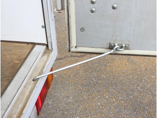 エルフトラック 10尺 観音開き ラッシングレール1段 90度ストッパー バックモニター付 坂道発進補助 左電格ミラー キーレス 荷箱寸312-177-212 最大積載量1500キロ 車両総重量4035キロ(23枚目)