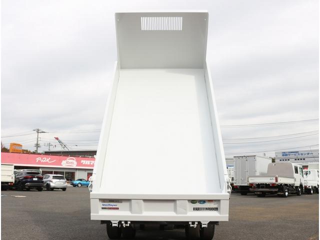 キャンター 全低床ダンプ　２ｔ　全低床強化ダンプ　５ＭＴ　衝突軽減ブレーキ付き！　車線逸脱警報装置　トラクションコントロール　新明和製ＤＲ２－０１１０ＳＹ　３方開　中間ピン　キーレス＆スペアキー　左電動格納ミラー　ＥＴＣ（4枚目）
