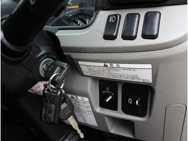 キャンター 全低床ダンプ　２ｔ　全低床強化ダンプ　５ＭＴ　衝突軽減ブレーキ付き！　車線逸脱警報装置　トラクションコントロール　新明和製ＤＲ２－０１１０ＳＹ　３方開　中間ピン　キーレス＆スペアキー　左電動格納ミラー　ＥＴＣ（61枚目）