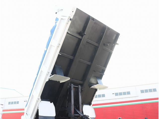 キャンター 全低床ダンプ　３０００キロ積載　ディーゼルＴＢ　５速ＭＴ　中間ピン２本　車線逸脱警報装置　キーレス　ＥＴＣ　コボレーン　荷台寸３０４－１６０－３８　最大積載量３０００キロ　車両総重量６０３５キロ（31枚目）