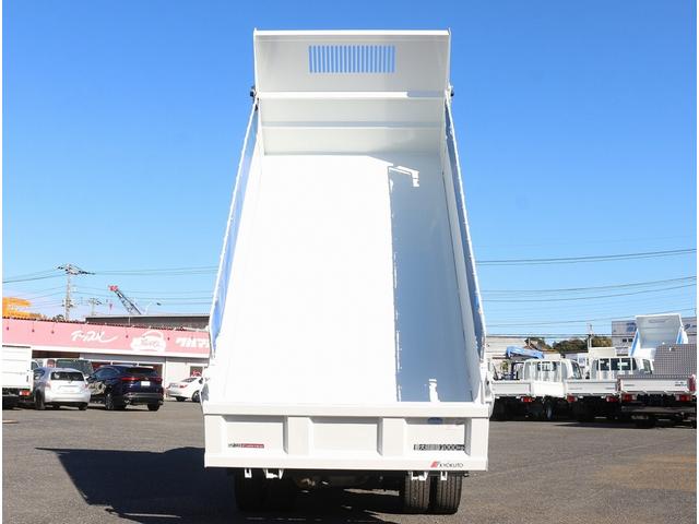 キャンター 全低床ダンプ　３ｔ　全低床強化ダンプ　５ＭＴ　車線逸脱警報装置　キーレス　ＥＴＣ　極東開発ＤＤ０２－３１　荷台寸３０４／１６０／３８　１０尺　３方開　中間ピン２本　コボレーン　ＳＴタイヤ　車両総重量６０１５キロ（4枚目）