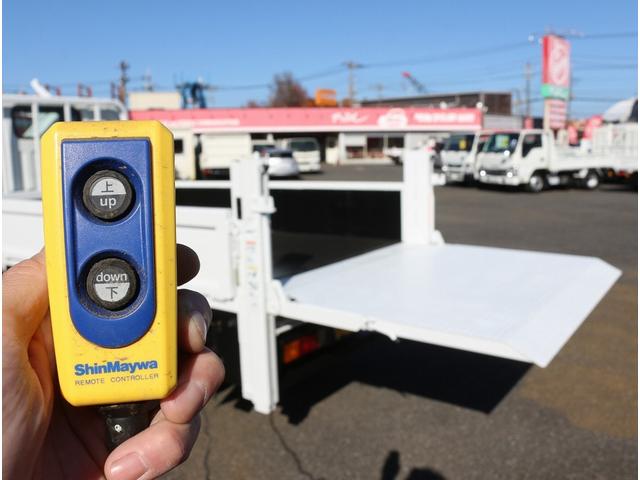 キャンター 　垂直パワーゲート　平ボディ三方開　２．９５トン積　集中ドアロック　レザー調シートカバー　荷台鉄板張り　電格ミラー　　コーナーライト　ドラレコ　荷台寸法３０７－１６０－３２　リフト寸法１１３－１５８（39枚目）