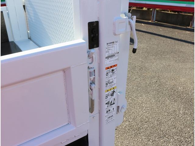 キャンター 　垂直パワーゲート　平ボディ三方開　２．９５トン積　集中ドアロック　レザー調シートカバー　荷台鉄板張り　電格ミラー　　コーナーライト　ドラレコ　荷台寸法３０７－１６０－３２　リフト寸法１１３－１５８（67枚目）