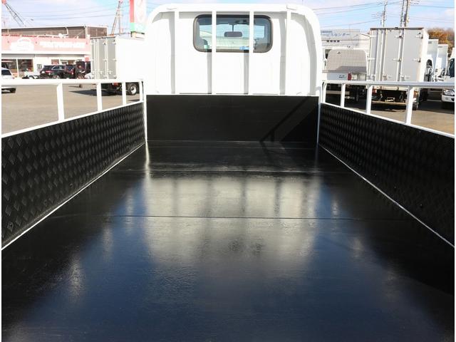 エルフトラック 　２ｔ　平ボディ　５ＭＴ　ＨＳＡ坂道発進補助装置　荷台鉄板張り　荷台寸３１１／１６２　左電動格納ミラー　フォグライト　キーレス　ＥＧ型式４ＪＪ１（１１０ｋｗ）１５０ＰＳ　車両総重量４４１５キロ（17枚目）