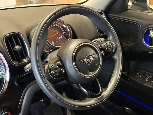 ＭＩＮＩ クーパーＤ　クロスオーバー　オール４　１オーナー　ＰＥＰＰＥＲパッケージ　ＯＰ１８インチＡＷ　クロームラインエクステリア　ＣＡＢＡＮＡレザーシートカバー　ＡＣＣ　ＬＥＤヘッドライト　純正ＨＤＤナビ　ＵＳＢ／Ｂｔ　パワーテールゲート　禁煙車（7枚目）