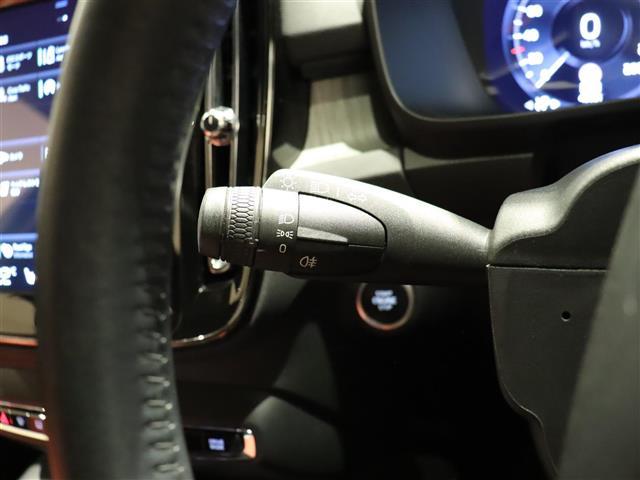 ＸＣ４０ Ｂ４　ＡＷＤ　インスクリプション　赤革　ｈａｍａｎ／ｋａｒｄｏｎ　３６０°カメラ　ＳＲ　ＡＣＣ　クリスタルシフトノブ　ワイヤレス充電　パワーシート／ヒーター　電動リアゲート　ＬＥＤ　純正ナビＴＶ　純正１９ＡＷ　ＥＴＣ　ＢＳＭ　ＬＫＡ（13枚目）