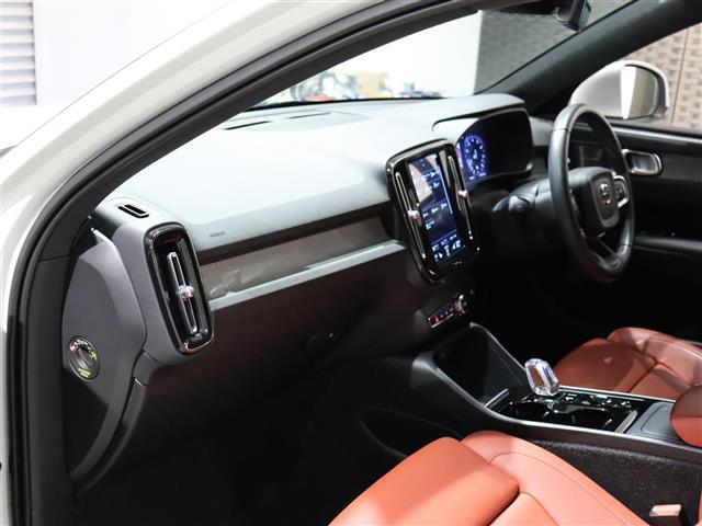 ＸＣ４０ Ｂ４　ＡＷＤ　インスクリプション　赤革　ｈａｍａｎ／ｋａｒｄｏｎ　３６０°カメラ　ＳＲ　ＡＣＣ　クリスタルシフトノブ　ワイヤレス充電　パワーシート／ヒーター　電動リアゲート　ＬＥＤ　純正ナビＴＶ　純正１９ＡＷ　ＥＴＣ　ＢＳＭ　ＬＫＡ（24枚目）